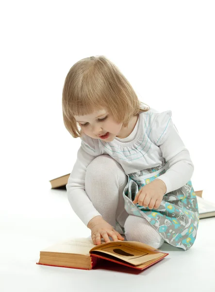 Malá holčička, čtení knihy — Stock fotografie