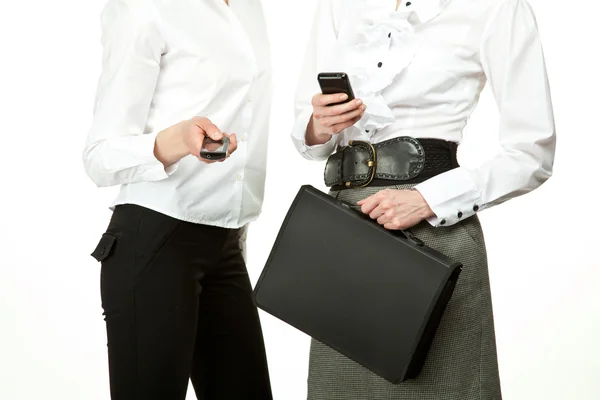 Üzletasszonyok használ mozgatható telefon — Stock Fotó