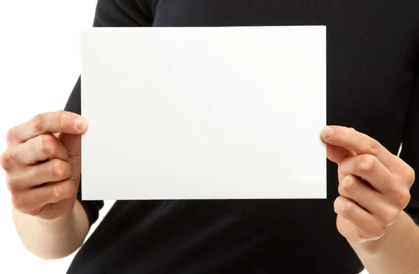 Les mains de la femme tenant une feuille de papier vierge — Photo