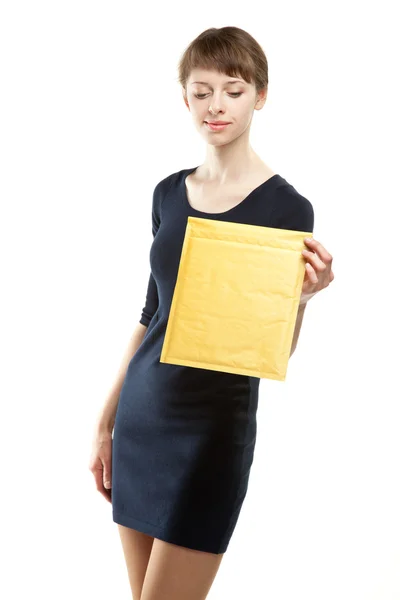 Mujer joven sosteniendo un paquete pequeño — Foto de Stock
