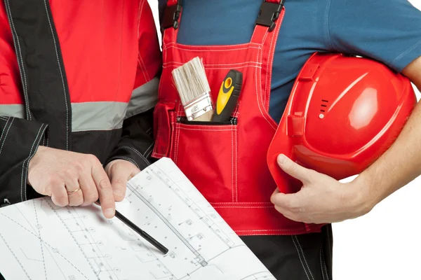 Trabajadores en uniforme discutiendo diseño de proyecto de construcción — Foto de Stock