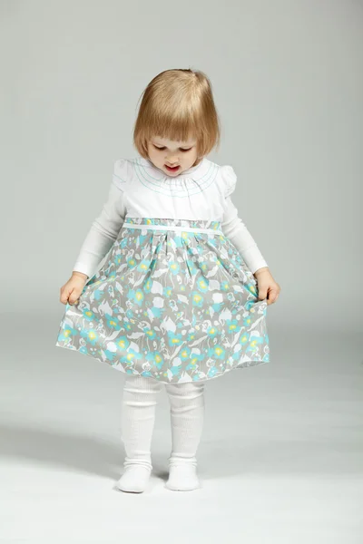 Goed geklede een klein meisje — Stockfoto