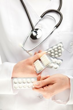 Doktor çok hap tutuyor.