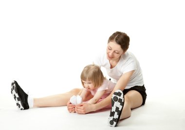 genç anne ve küçük kızı spor egzersizleri yapıyor