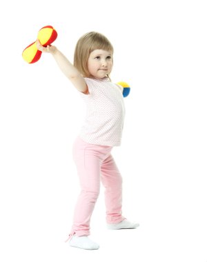 spor yaparken şirin küçük kız bebek oyuncak dumbbells ile egzersizleri