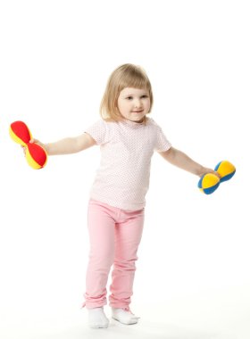 spor yaparken küçük kız bebek oyuncak dumbbells ile egzersizleri