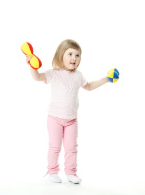 spor yaparken şirin küçük kız bebek oyuncak dumbbells ile egzersizleri