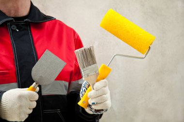 İşyerinde araçlarıyla ressam