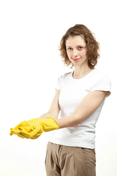 Lachende jonge vrouw dragen van rubberen handschoenen — Stockfoto