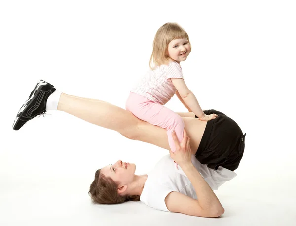 Jovem mãe e sua filha fazendo exercícios esportivos — Fotografia de Stock