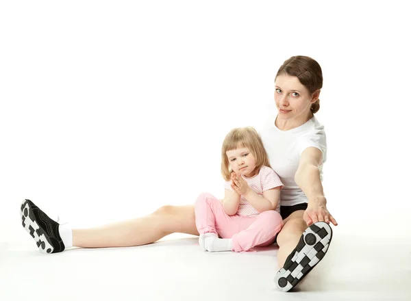 Ung mamma och hennes lilla dotter gör sport — Stockfoto