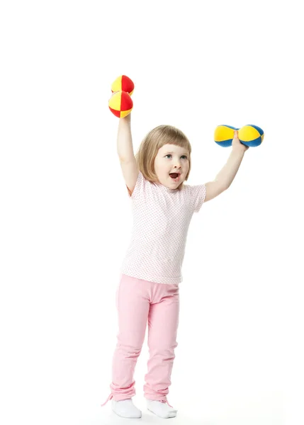 Bambina che fa esercizi sportivi con manubri giocattolo — Foto Stock