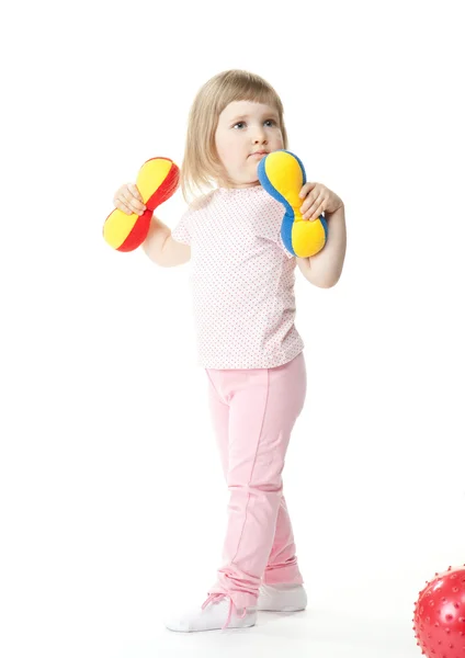 Bambina che fa esercizi con manubri giocattolo — Foto Stock