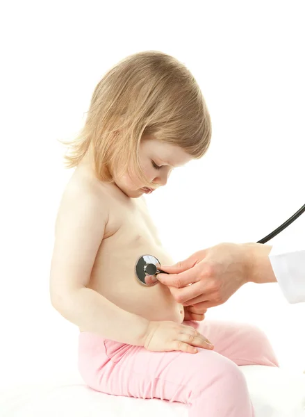 Petite fille à l'examen médical — Photo