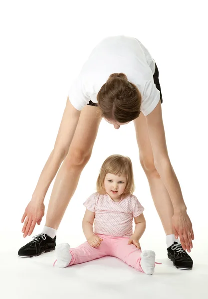 Junge Mutter und kleine Tochter beim Sport — Stockfoto