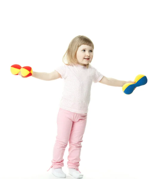 Linda niña haciendo ejercicios deportivos con pesas de juguete — Foto de Stock