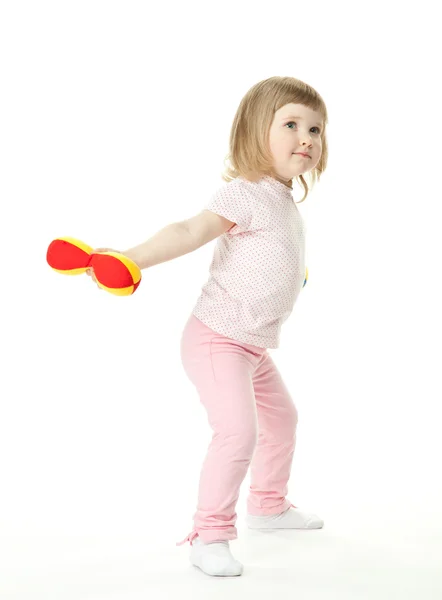 Niña haciendo ejercicios con pesas de juguete — Foto de Stock