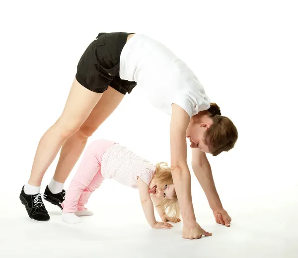 Joyeux bébé et sa mère faisant de l'exercice — Photo