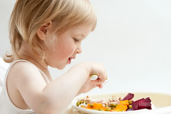 Adorável bebê menina comer legumes frescos — Fotografia de Stock