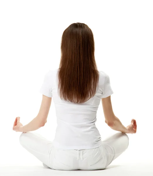 Jeune femme pratiquant le yoga — Photo