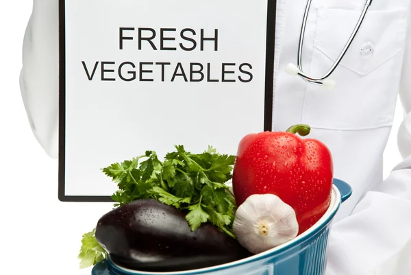 Doctor advising eating fresh vegetables — Stock Photo, Image