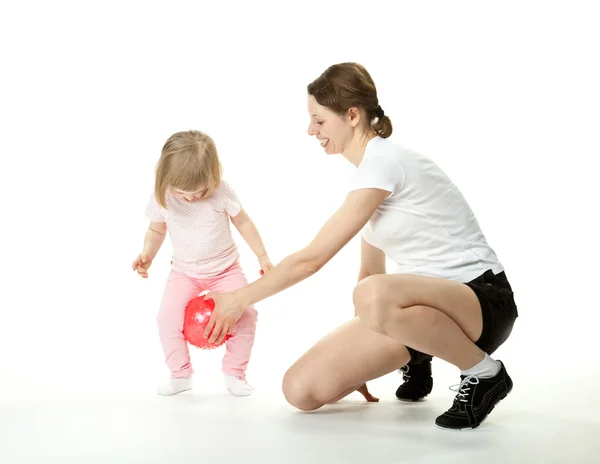 Glad mamma göra sport övningar med lilla dotter — Stockfoto