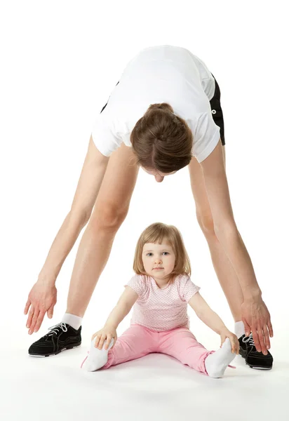 Jovem mãe e filhinha exercitando — Fotografia de Stock