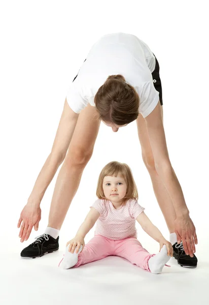 Joven madre e hija haciendo ejercicio — Foto de Stock