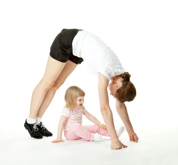 Jovem fazendo exercícios esportivos com sua filhinha — Fotografia de Stock