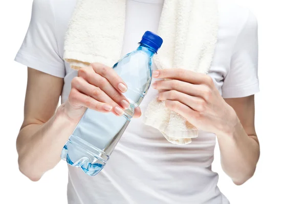 Botella de mano femenina de agua potable —  Fotos de Stock