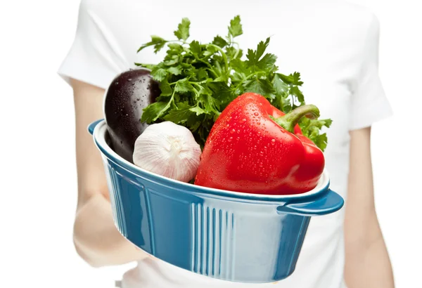 Női kezében pörkölt pan, friss zöldségekkel — Stock Fotó