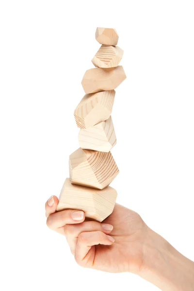 Lidská ruka držící věž z dřevěných bloků — Stock fotografie