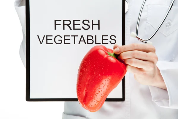 Doctor advising eating fresh vegetables — Stock Photo, Image