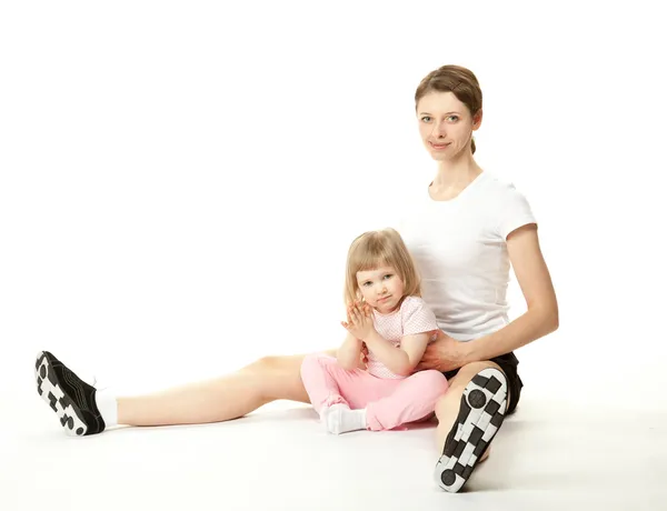 快乐年轻的母亲和她的女儿做运动 — 图库照片