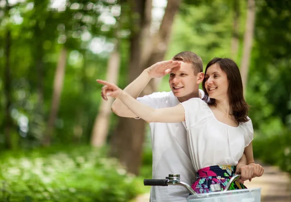 Gelukkige mooie jonge paar op fiets — Stockfoto