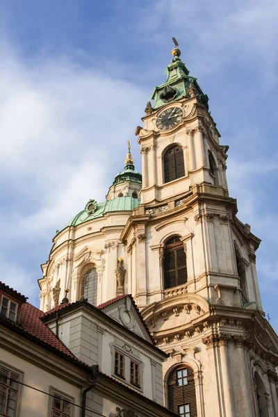 Starověký věž s hodinami v pražských — Stock fotografie