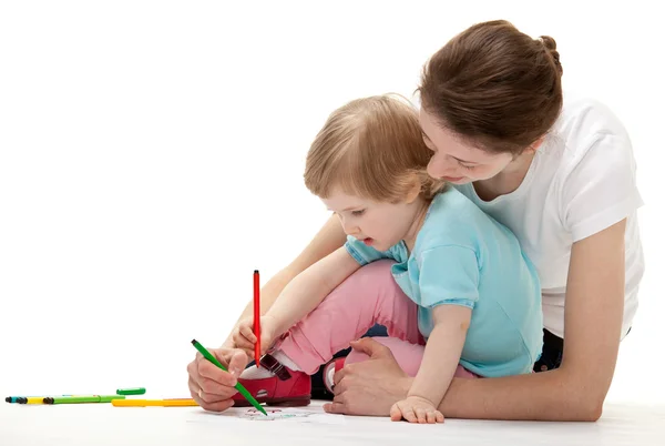 Jonge moeder en haar dochter tekening samen, witte achtergrond — Stockfoto