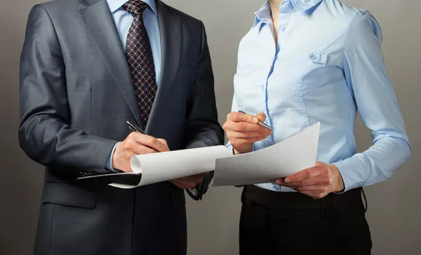 Zakenman ondertekening van het contract - document — Stockfoto