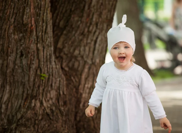 Härlig liten flicka spela i sommar park — Stockfoto