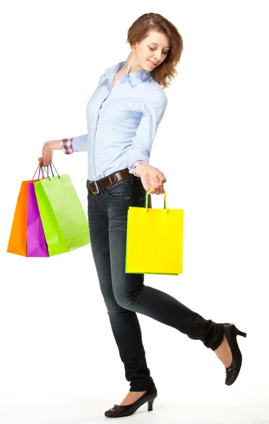 Menina atraente segurando sacos de papel de compras multicoloridas — Fotografia de Stock