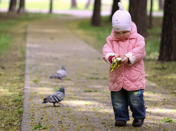 Bébé qui marche dans le parc — Photo