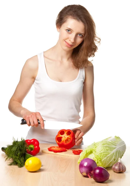 Mulher bonita preparando salada — Fotografia de Stock