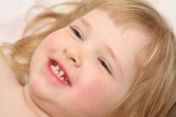 Retrato de una niña sonriente —  Fotos de Stock