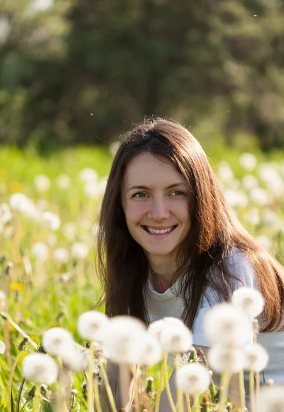 Feliz sorrindo jovem mulher no prado de verão — Fotografia de Stock