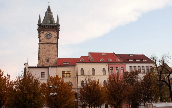 Starověký věž s hodinami v pražských — Stock fotografie