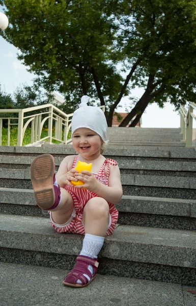 Vrolijke babymeisje — Stockfoto