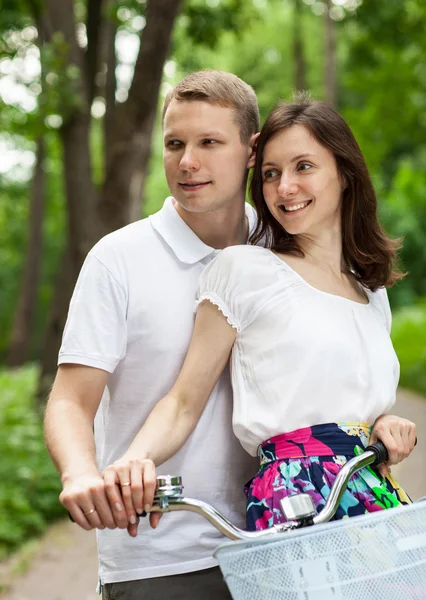 Joyeux jeune couple à vélo — Photo