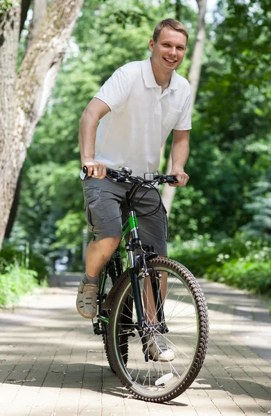 Jovem feliz andando de bicicleta — Fotografia de Stock