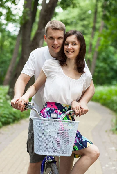 Jovem casal feliz na bicicleta — Fotografia de Stock