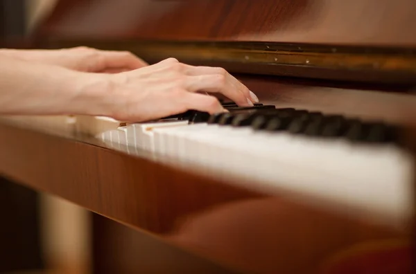 Cloeup de mãos tocando piano — Fotografia de Stock